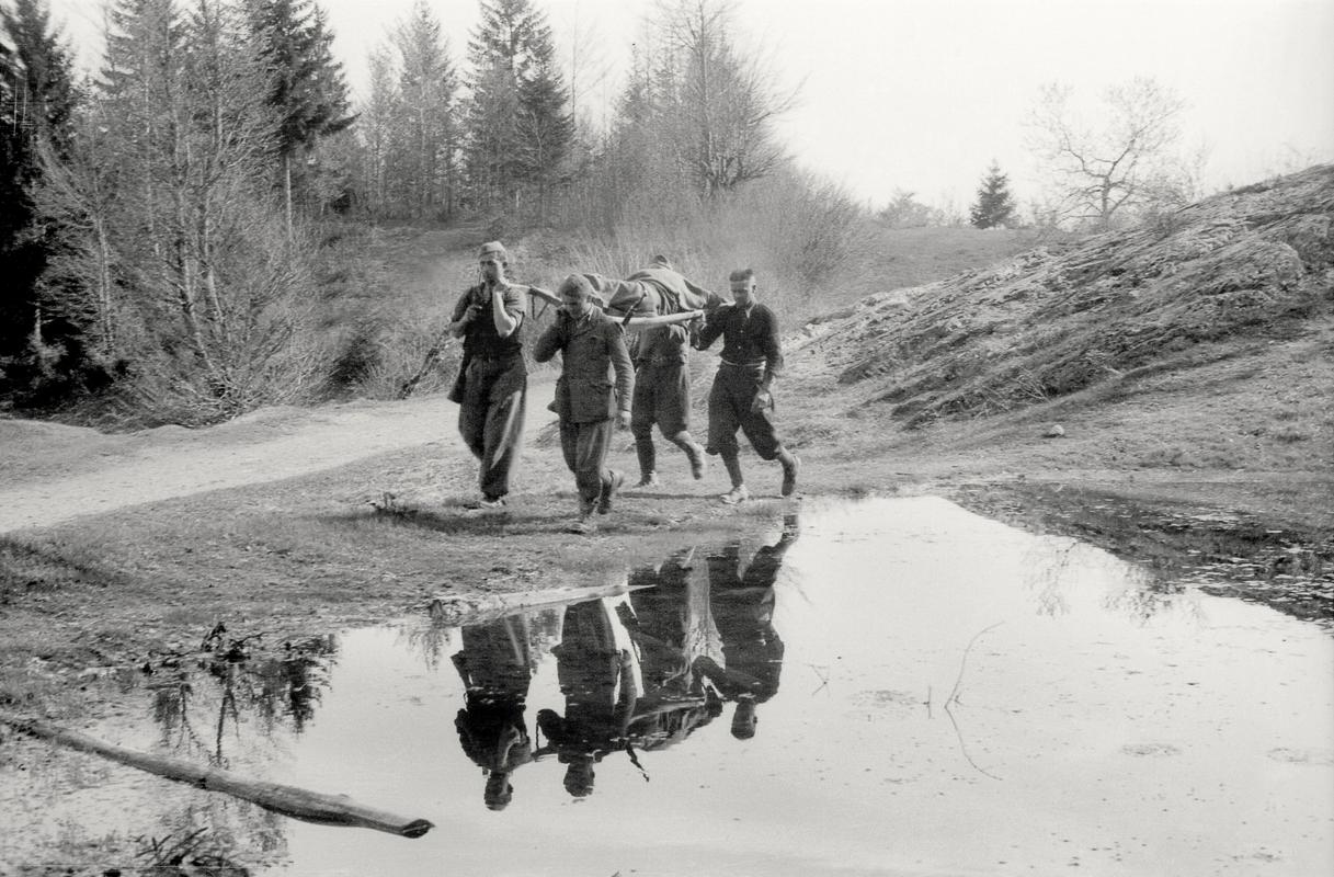 Partizani nosijo ranjenca. Foto: hrani Muzej novejše zgodovine Slovenije