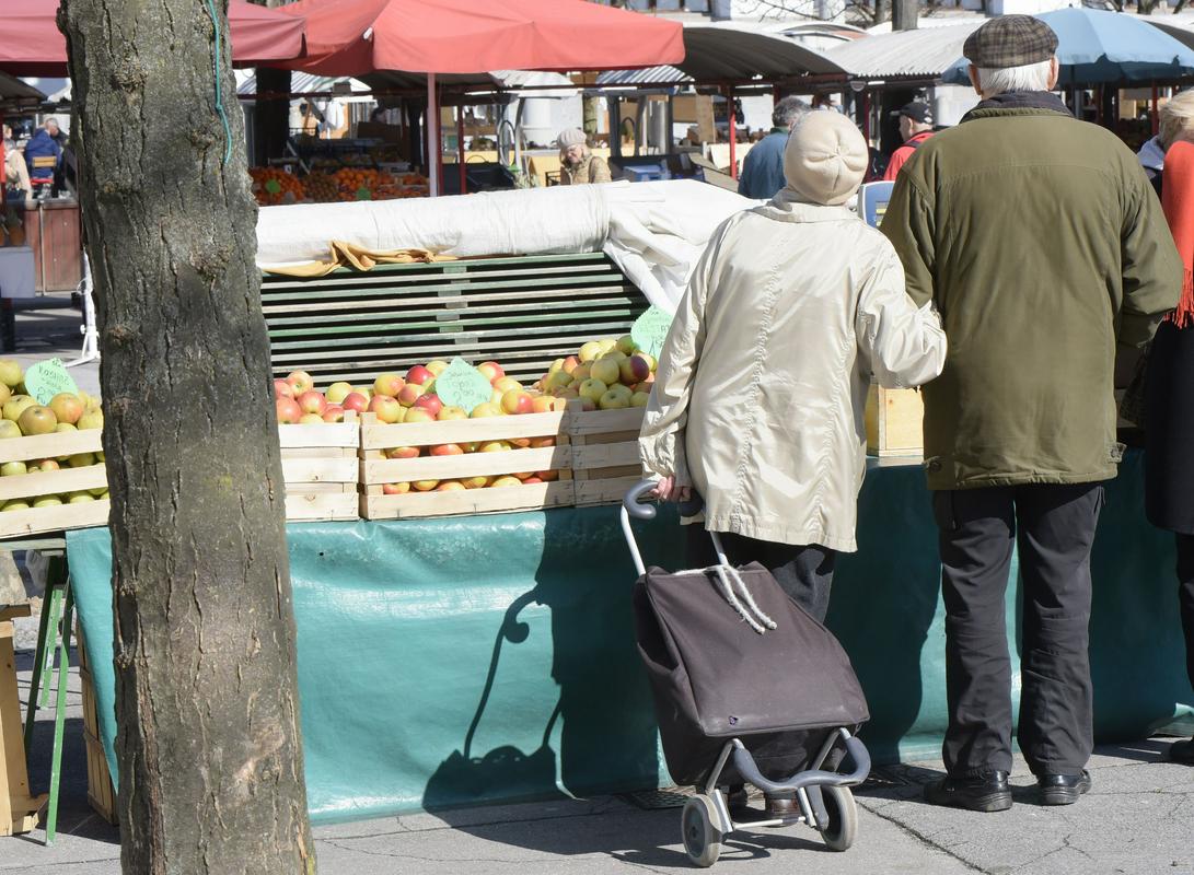 V Sindikatu upokojencev opozarjajo, da se številni starejši ob inflaciji in draginji vse težje prebijajo skozi mesec. Foto: BoBo