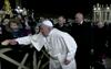 Papež med pozdravljanjem vernikov izgubil živce: 
