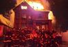 Gasilci na udaru zaradi selfieja pred gorečo hišo