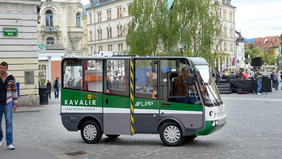 Gostjo restavracije, ki se je začela dušiti, so na urgenco pravočasno prepeljali kar s Kavalirjem