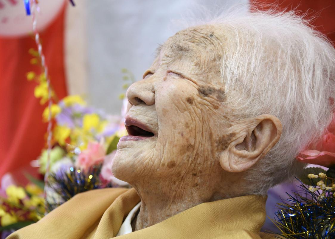 Kane Tanaka ob praznovanju 117. rojstnega dne. Zadnji dve leti je jubilej zaradi pandemije covida-19 praznovala za zaprtimi vrati, obiskati je niso mogli niti najbližji. Foto: Reuters