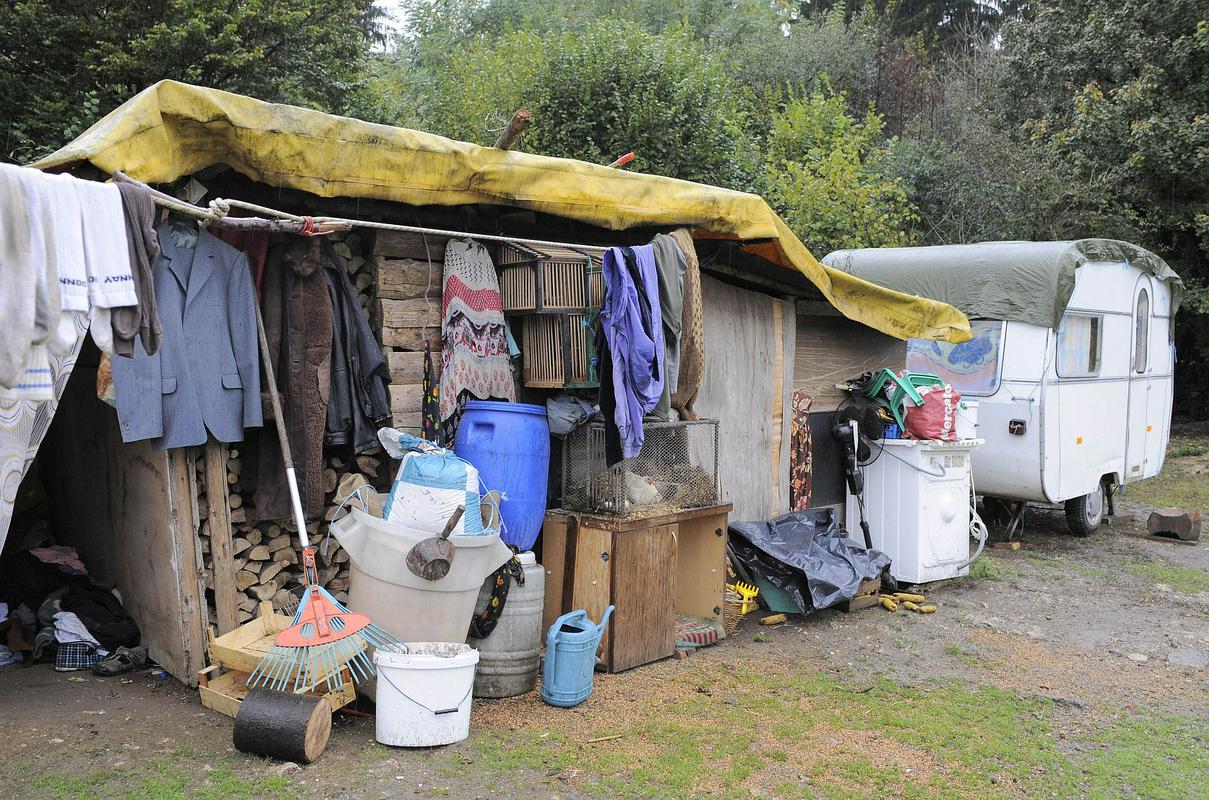 Romi na Dolenjskem še vedno večinoma živijo v t. i. romskih naseljih, kjer vsa bivališča nimajo vode in elektrike. Bogdan Miklič opozarja na nevarnost getoizacije Romov. Foto: BoBo