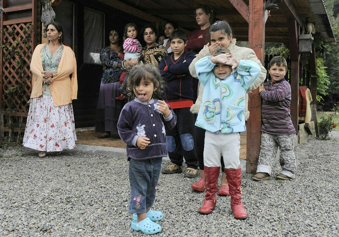 Romi imajo zelo radi svoje otroke, njihova izobrazba pa se jim ne zdi preveč pomembna, pravi Bogdan Miklič. Foto: BoBo