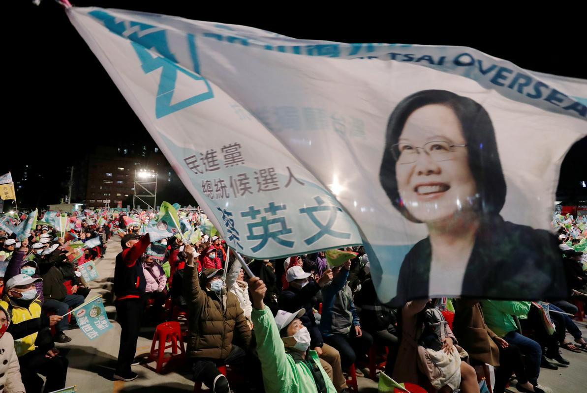 Tajvanska predsednica je pred dobrim letom dni v javnomnenjskih anketah zaostajala za več kot 30 odstotnih točk, zdaj pa ji napovedujejo prepričljivo zmago. Demokratska progresivna stranka naj bi tudi gladko osvojila večino v parlamentu. Foto: Reuters