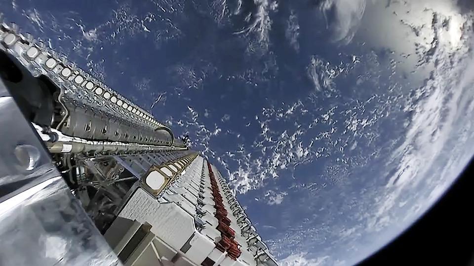 Voroncov satelitov Starlink ni neposredno imenoval, je pa verjetno govoril prav o njih. Na fotografiji pošiljka Starlinkov med ločevanjem od druge stopnje rakete Falcon 9 na eni izmed preteklih izstrelitev. Foto: SpaceX