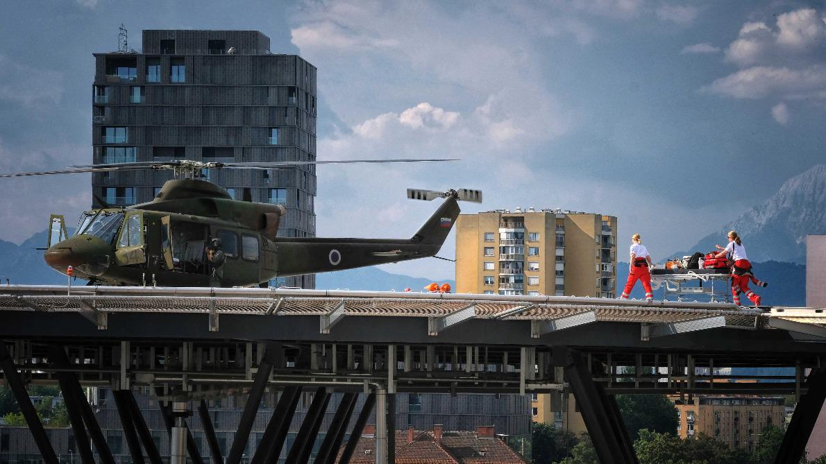 Brezpilotni letalnik s preletom ogrožal helikopter na heliportu UKC Ljubljana
