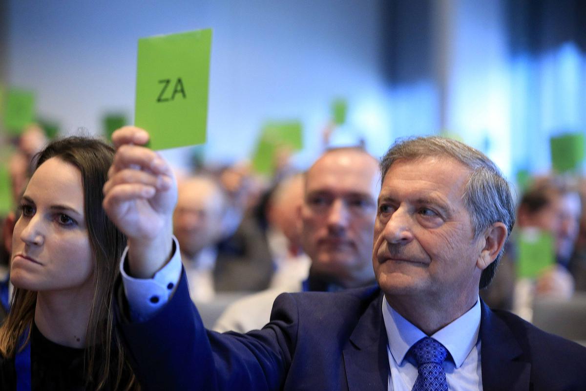 Po besedah poslanca Ivana Hršaka je Erjavec s svojimi rezultati dokazal, da je bil najboljši predsednik v zgodovini stranke. Foto: BoBo