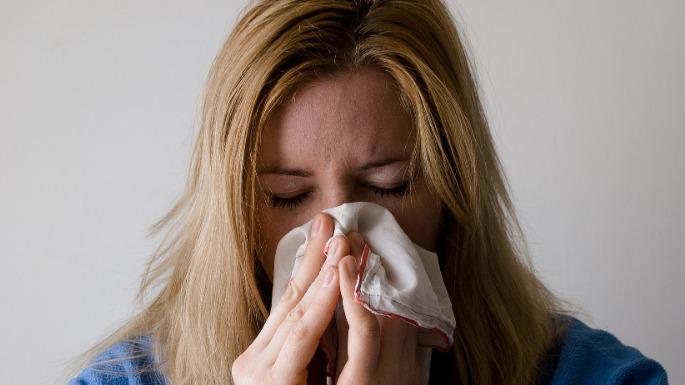Približno po treh dneh po okužbi z virusom gripe se pojavijo bolezenski znaki: mrazenje, izčrpanost, visoka temperatura, glavobol, bolečine v mišicah in kosteh, dražeč občutek v žrelu in suh kašelj. Razen kašlja, ki lahko traja več tednov, znaki po navadi izginejo v času od dveh do sedmih dni. Foto: Pixabay
