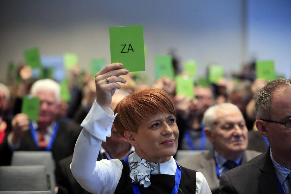Aleksandra Pivec ima na mizi nezaupnice več pokrajinskih odborov in tudi pozive, naj stranka zapusti koalicijo. Foto: BoBo
