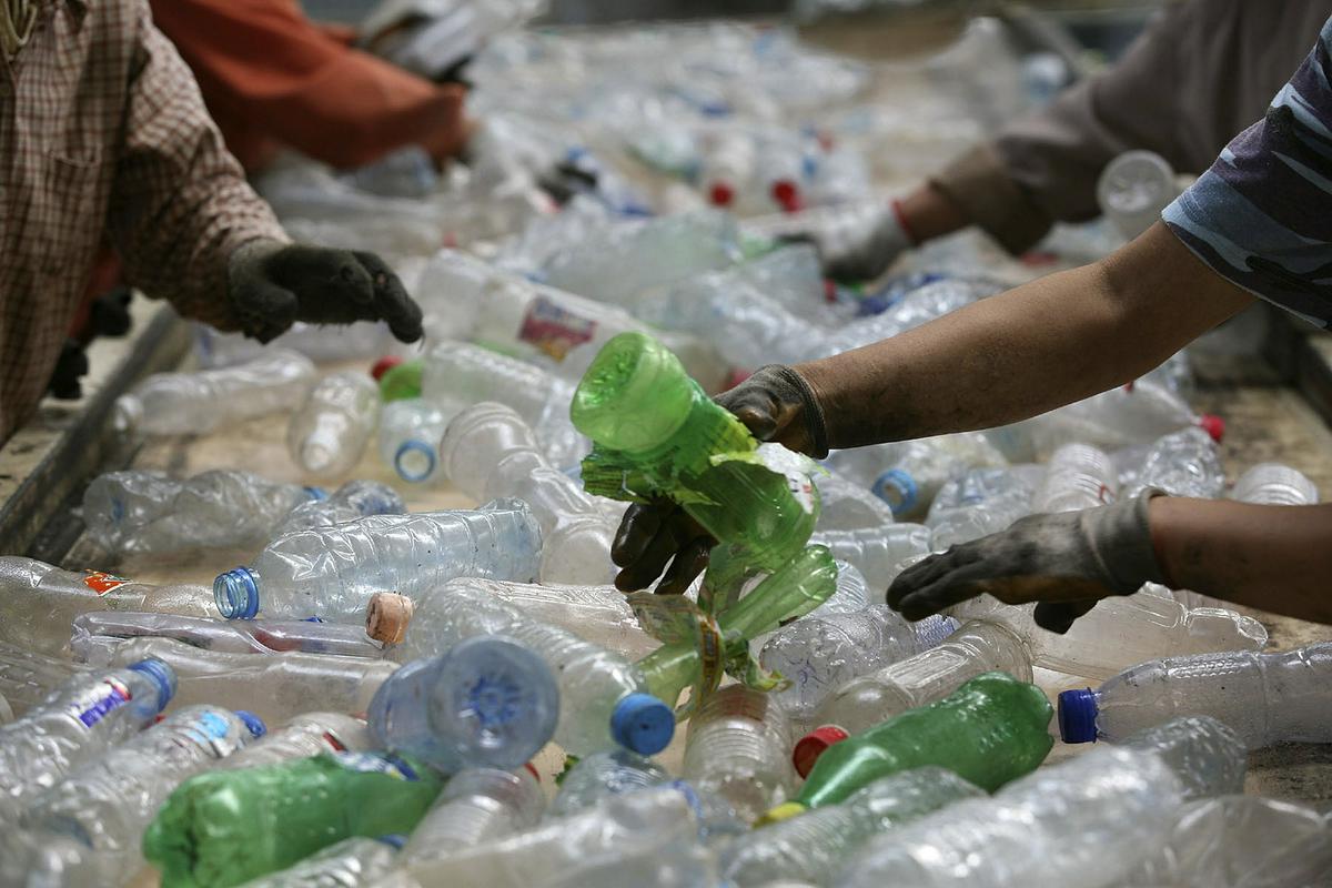 Kako zmanjšati uporabo plastike za embalažo? Foto: AP