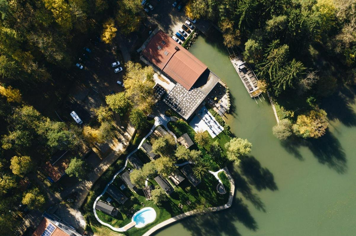 Resort leži neposredno ob reki Dravi, od Maribora je oddaljen nekaj kilometrov. Foto: Chocolate Village