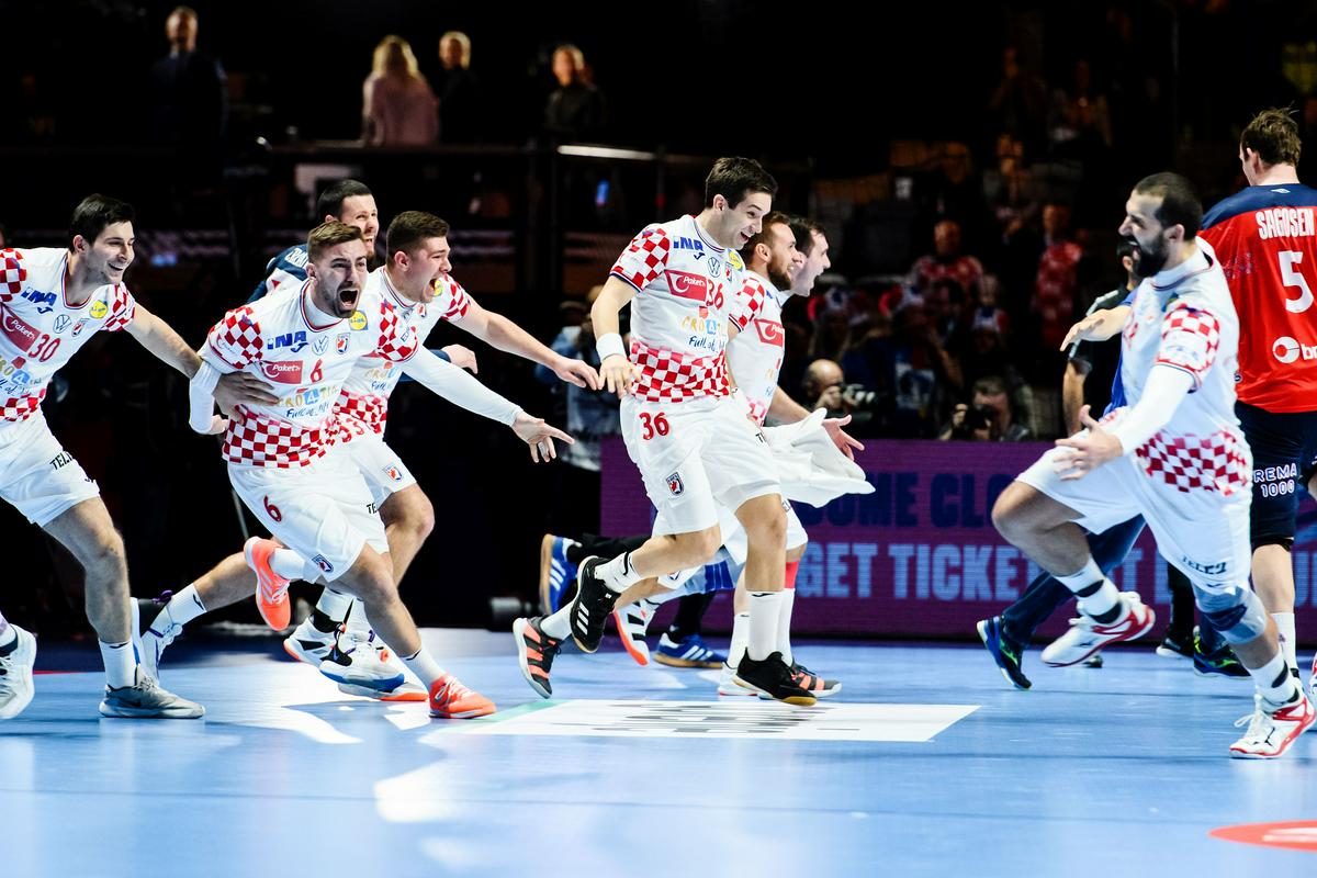 Hrvati so se pred številnimi svojimi navijači veselili uvrstitve v finale. Odločilni gol je dosegel Željko Musa (skrajno desno). Foto: EPA