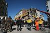 Iskanje preživelih v potresu, v katerem je umrlo 22 ljudi