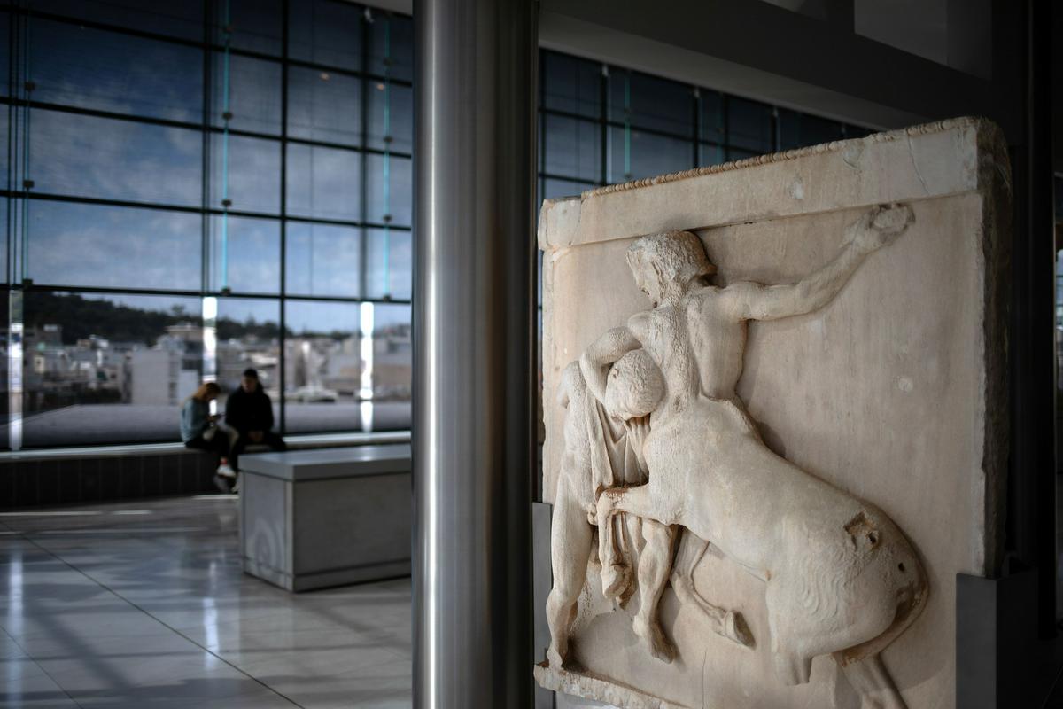 Elginova zbirka nosi ime po britanskem diplomatu Thomasu Bruceu (1766–1841), 7. grofu Elginu (odslej Elgin), ki je na začetku 19. stoletja iz Grčije po burni poti prepeljal te skulpture v London, junija 1816 pa jih je prodal britanski vladi, ki jih je takoj izročila Britanskemu muzeju. Britanski muzej raje uporablja izraz Partenonske skulpture, ker se je Elgina prijel zelo negativen sloves. Foto: Reuters