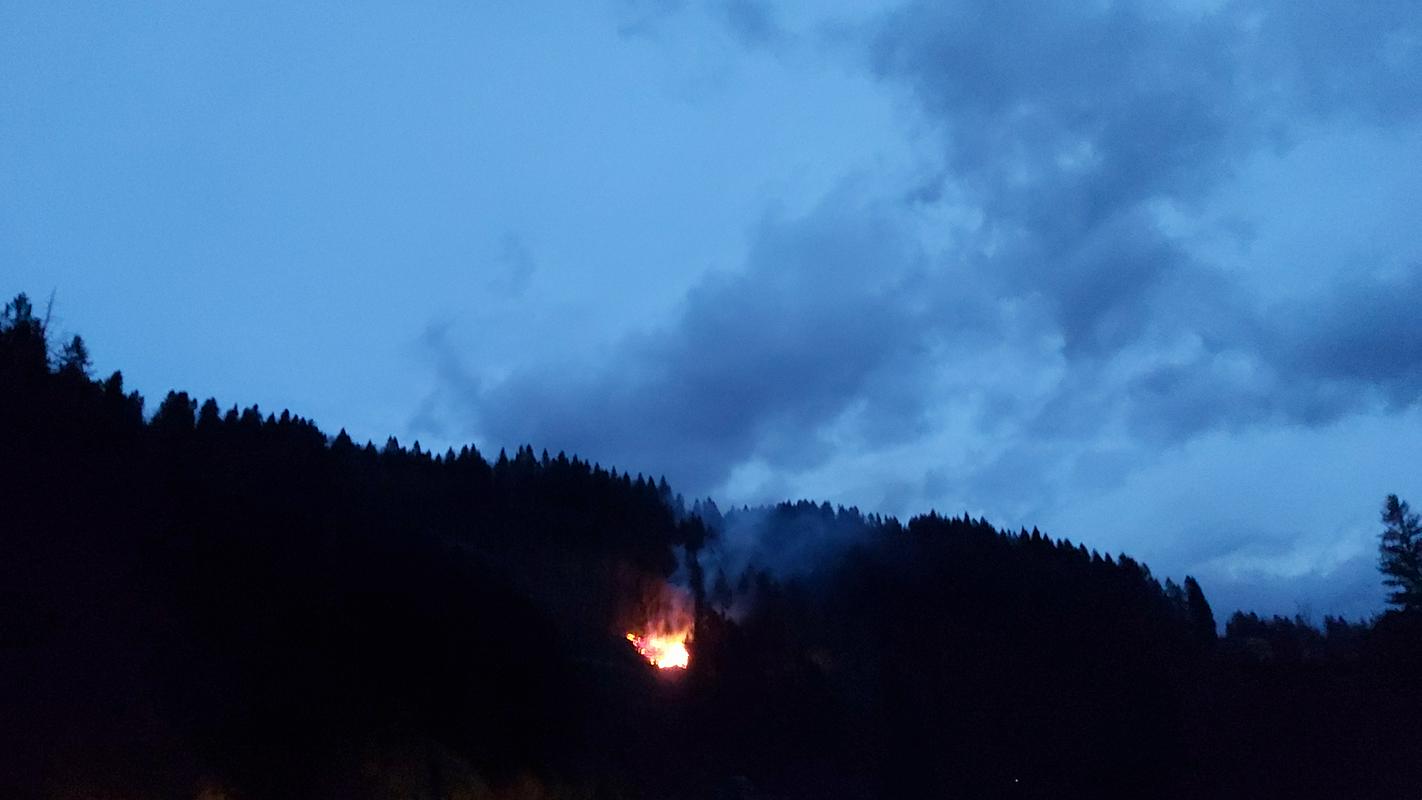 Gozdni požar v občini Luče, ki ga je zjutraj okoli 6:40 zanetil podrt električni daljnovod. Foto: Blaž Voler