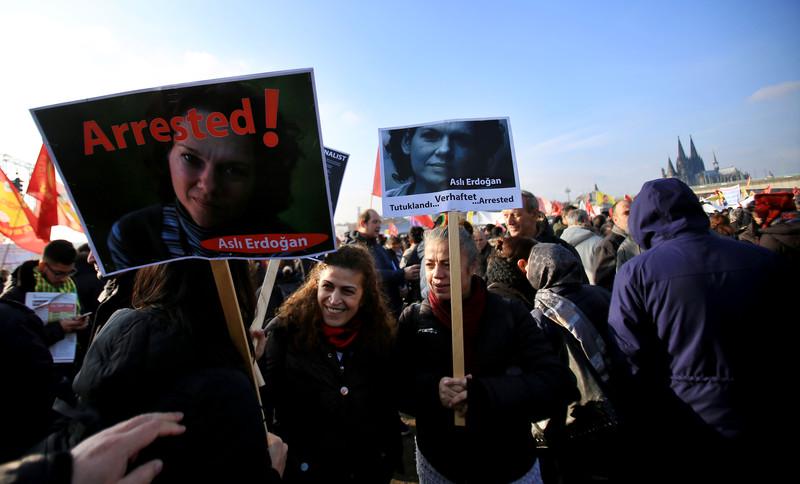 Podobe pisateljice Asli Erdogan v Kölnu leta 2016 na množičnih demonstracijah proti politiki Recepa Erdogana. Foto: EPA