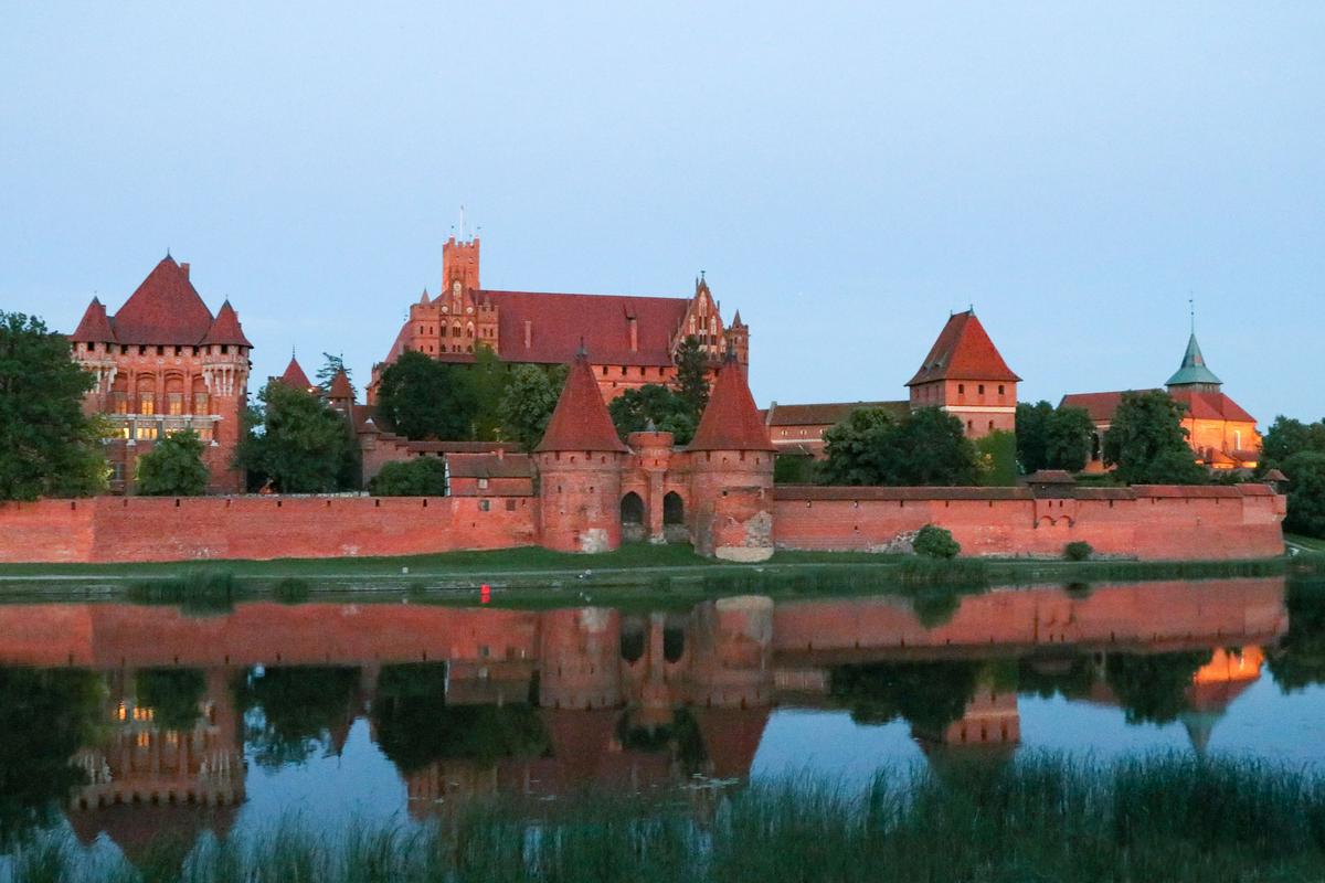 Gotska trdnjava Malbork v bližini Gdanska se upravičeno pojavlja na naslovnicah turističnih vodičev Poljske, saj predstavlja enega največjih gradov na svetu. Monumentalna stavba pod Unescovo zaščito velja za največji grad na svetu zgrajen iz opeke ‒ sestavlja ga namreč kar okoli šest milijonov opek. Grad se ponaša z eno največjih zbirk srednjeveških rekvizitov v Evropi. V času največjega razcveta je imel svojo kovnico denarja, ki je izdelovala novce za različne vladarje, zaradi česa ima danes muzej bogato numizmatično zbirko. Foto: Marjana Grčman