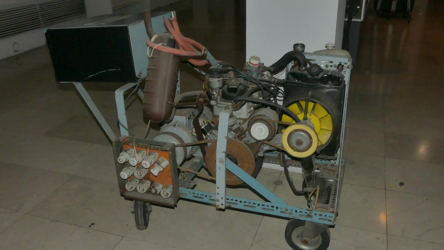 Ročno narejen električni agregat iz avtomobilskega motorja, ki sta ga leta 1994 skonstruirala Mira Jurić in Emir Fejzić. Z elektriko je oskrboval stanovanjsko zgradbo v Kalemovi ulici v Sarajevu. Foto: MMC RTV SLO/Gorazd Kosmač