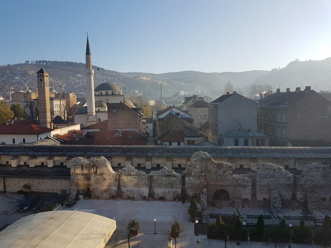 Med obleganjem Sarajeva je bilo po uradnih podatkih ubitih 14.541 ljudi, od tega več kot 1.600 otrok. Ranjenih je bilo več kot 50.000 ljudi, uničenih pa več kot 35.000 poslopij v mestu. Zaradi zločinskega obstreljevanja mesta, od napada na tržnico Markale do prežanja ostrostrelcev na nič hudega sluteče civiliste in številnih obstreljevanj civilnih ciljev je haaško Mednarodno sodišče za vojne zločine na območju nekdanje Jugoslavije na dosmrtno zaporno kazen obsodilo generala vojske bosanskih Srbov Stanislava Galića, ki je poveljeval napadom na mesto. Foto: MMC RTV SLO/Gorazd Kosmač