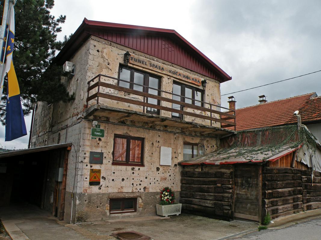 Hiša, skozi katero je bil speljan predor iz obleganega Sarajeva. To je bil edini stik prebivalcev mesta z zunanjim svetom med vojno. Foto: BoBo