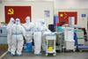 Umrl direktor bolnišnice v Vuhanu, kjer oblasti po domovih iščejo okužene 