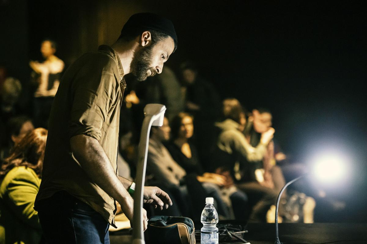 Adrien Demont med ustvarjanjem Pépéejine zgodbe na risanem koncertu v Kinu Šiška. Foto: Urška Boljkovac/Kino Šiška