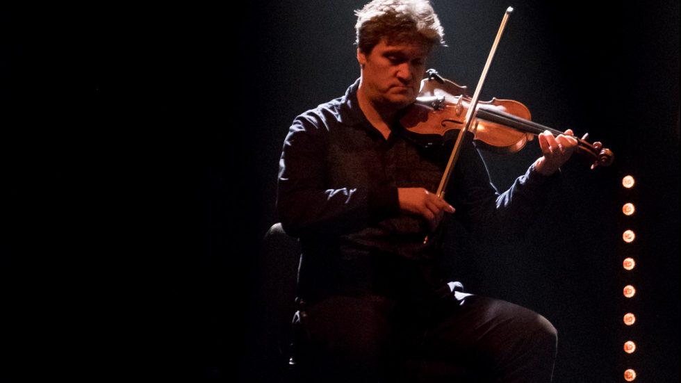 Glasbenik. Igra na violino. Foto: Radio Slovenija