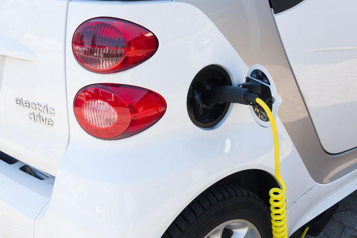 Občasno se vnamejo todi električni avtomobili, a ti ne predstavljajo velikega tveganja. Foto: Pixabay