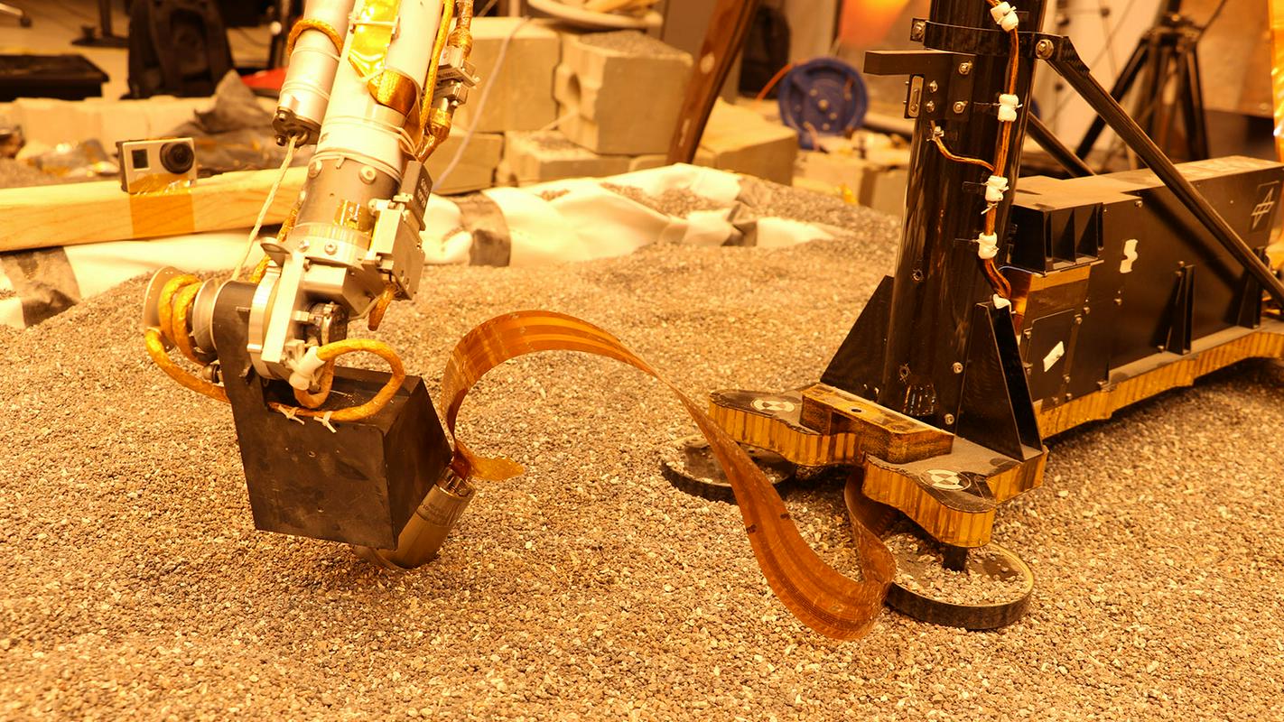 Kopija instrumenta na Zemlji, s katero vnaprej preizkusijo načrtovano tehniko.  Foto: NASA/JPL-Caltech