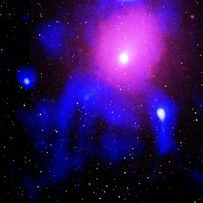 Foto: Chandra: NASA/CXC/NRL/S. Giacintucci, et al., XMM-Newton: ESA/XMM-Newton; Radio: NCRA/TIFR/GMRT; Infrared: 2MASS/UMass/IPAC-Caltech/NASA/NSF