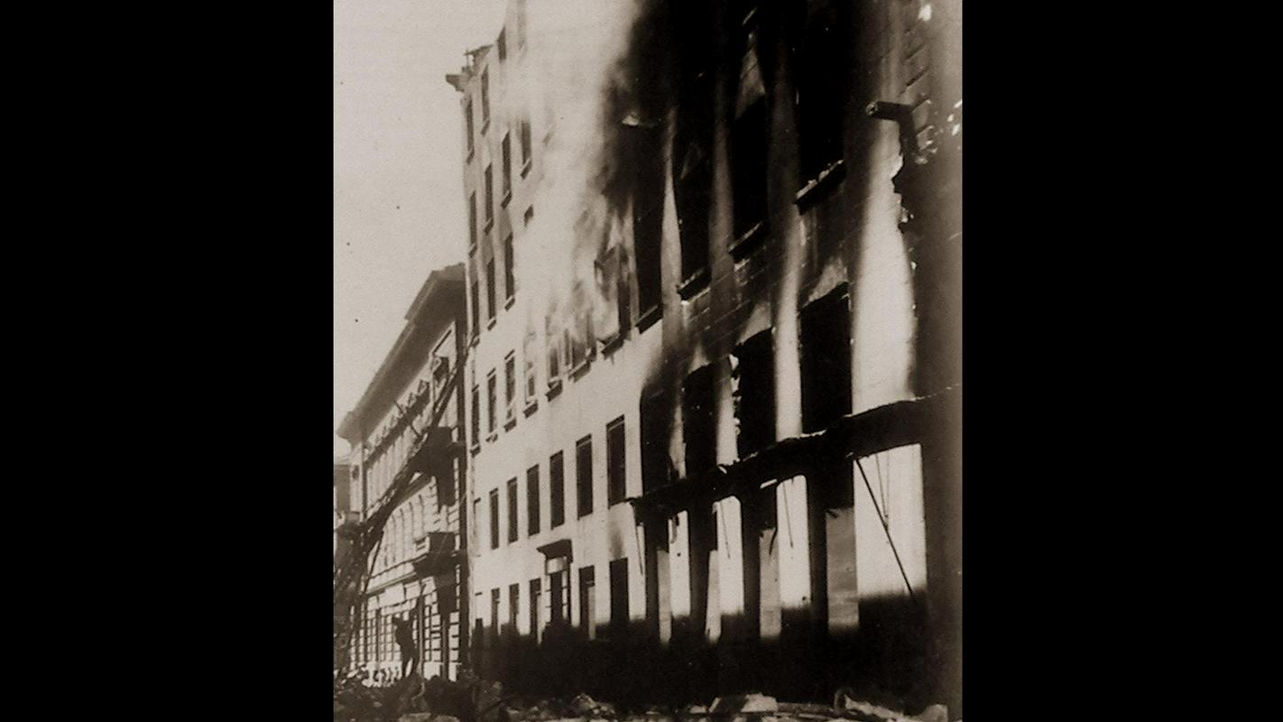 Od Narodnega doma je ostala zgolj ožgana lupina, lastnike pa so nato prisilili, da so morali požgano stavbo prodati. Foto: Narodna in študijska knjižnica Trst