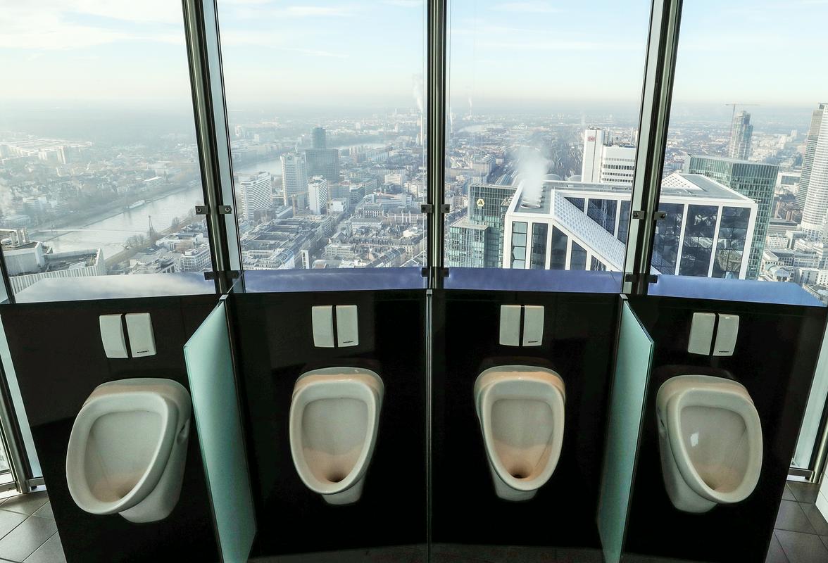 Eden najbolj znanih primerov drezljajev je domislica avtorja teorije Richarda Thalerja, ki je v pisoarje na nekem javnem stranišču v Amsterdamu namestil sličice muh, ki so jih uporabniki ubogljivo zalili s curkom. Foto: Reuters