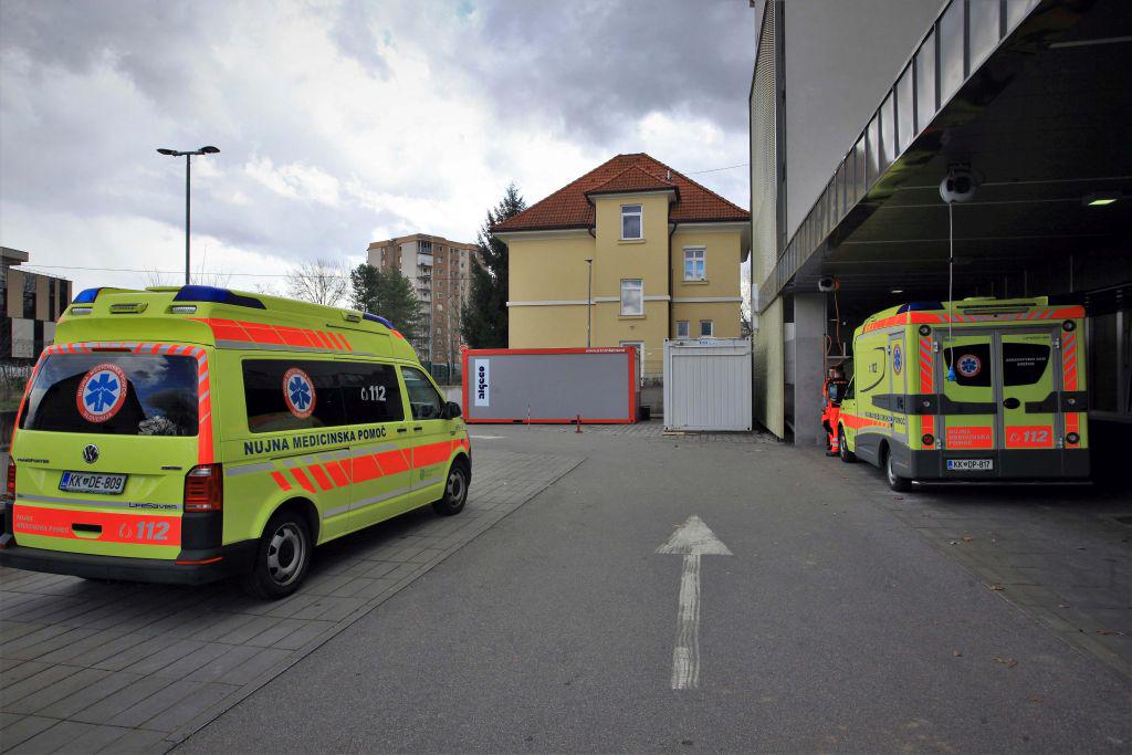 Zabojnika že stojita tudi pred Splošno bolnišnico Brežice. Foto: BoBo