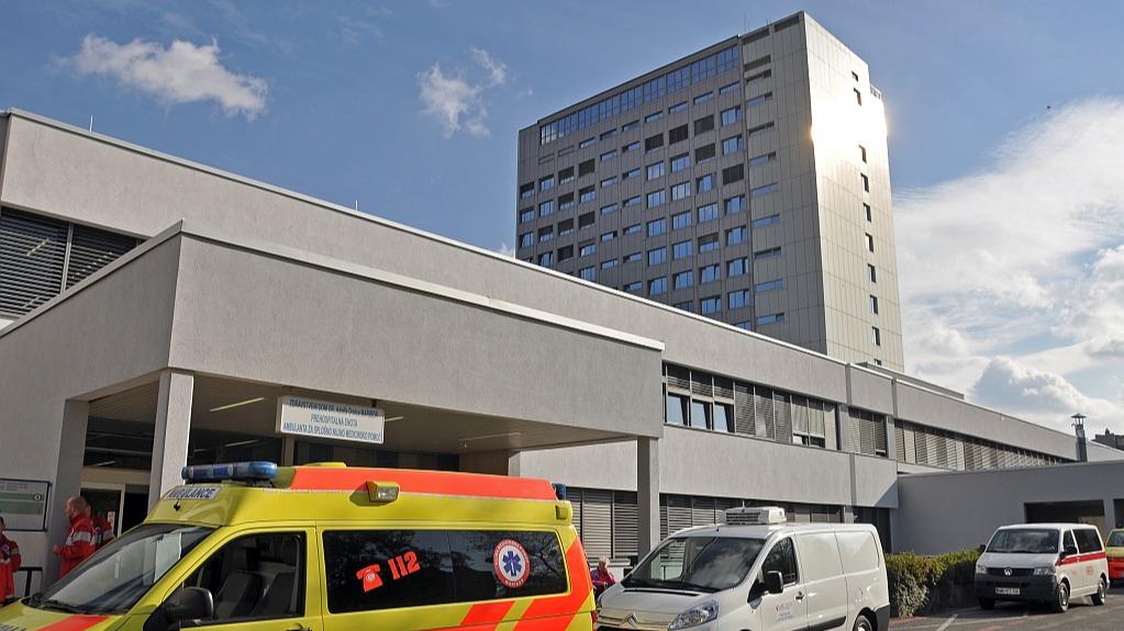 UKC Maribor ima težave s prostimi posteljami, pa tudi s širjenjem novega koronavirusa med zaposlenimi.  Foto: BoBo