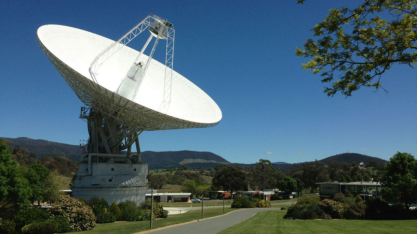 Komunikacija bo potekala prek Nasinih omrežij Deep Space Network (ena od anten na fotografiji) in Near Space Network. Foto: NASA/Canberra Deep Space Communication Complex