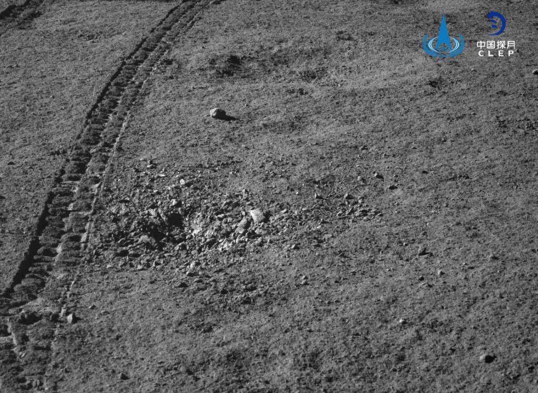 Sledi roverja v prahu. Foto: CNSA/CLEP
