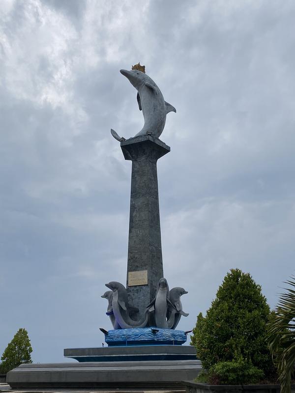 Spomenik z delfinom v mestu Lovina. Foto: Zala Bojović