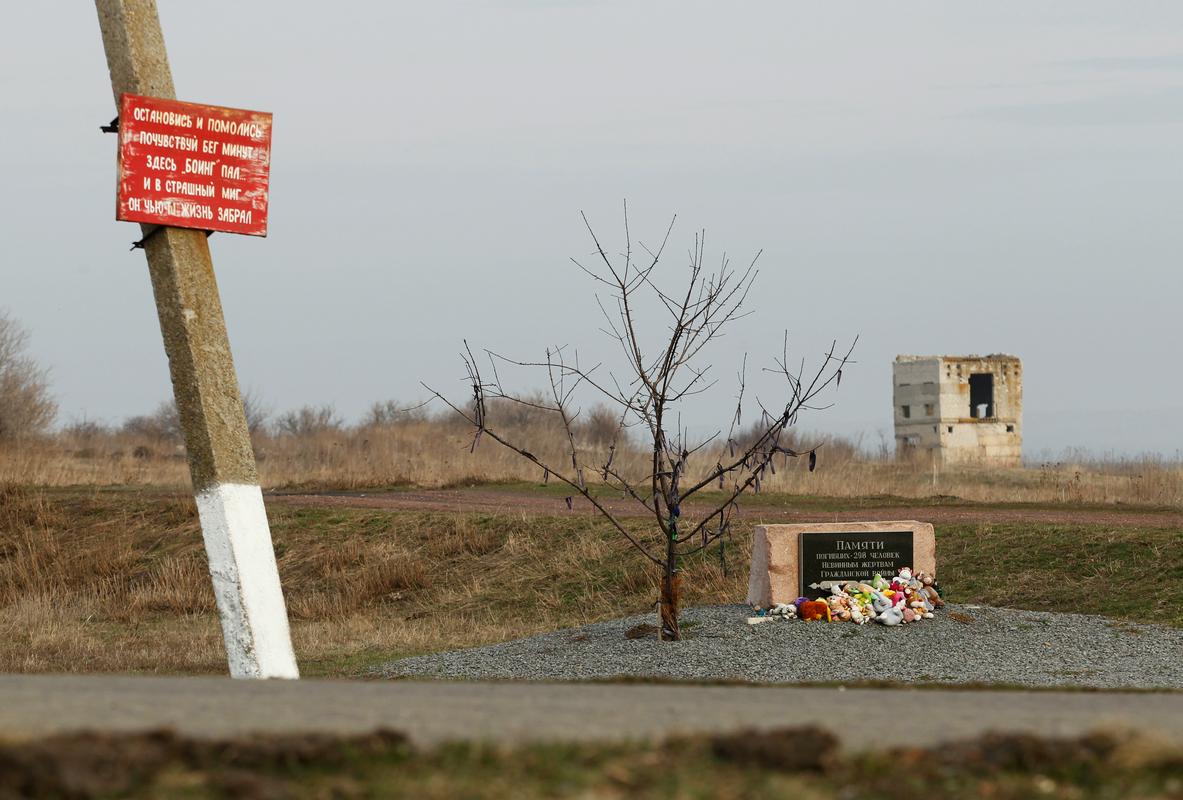 Obeležje na kraju, kjer je strmoglavilo letalo. Foto: Reuters