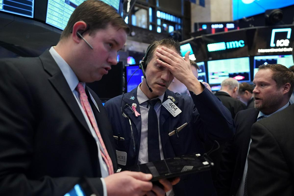 Newyorške borze je zajela panika, podobna tisti po zlomu banke Lehman Brothers leta 2008, pomagati ni mogel niti Fed, ki je na trgu repo posojil bankam ponudil likvidnostno pomoč v vrednosti več kot 50 milijard dolarjev. Včeraj je Dow Jones izgubil skoraj osem odstotkov, kar je največ po finančni krizi. Volatilnost, ki kaže strah vlagateljev, je strmo porasla in dosegla najvišjo raven po decembru 2008. Foto: Reuters