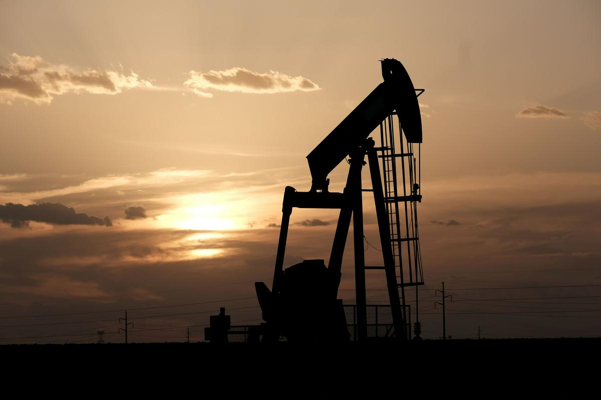 Cene nafte so se na tedenski ravni drugič zapored občutneje znižale. Mednarodna agencija za energijo ocenjuje, da naj bi se skupna poraba nafte v ZDA letos zmanjšala za 300 tisoč sodov dnevno, kar je drugače od prejšnje napovedi, ko so domnevali, da se bo poraba nafte povečala za 100 tisoč sodov. Zadnji podatki tudi kažejo, da so se zaloge surove nafte v ZDA prejšnji teden povečale za skoraj 12 milijonov sodov, kar je največje povečanje od začetka leta 2023. Foto: Reuters