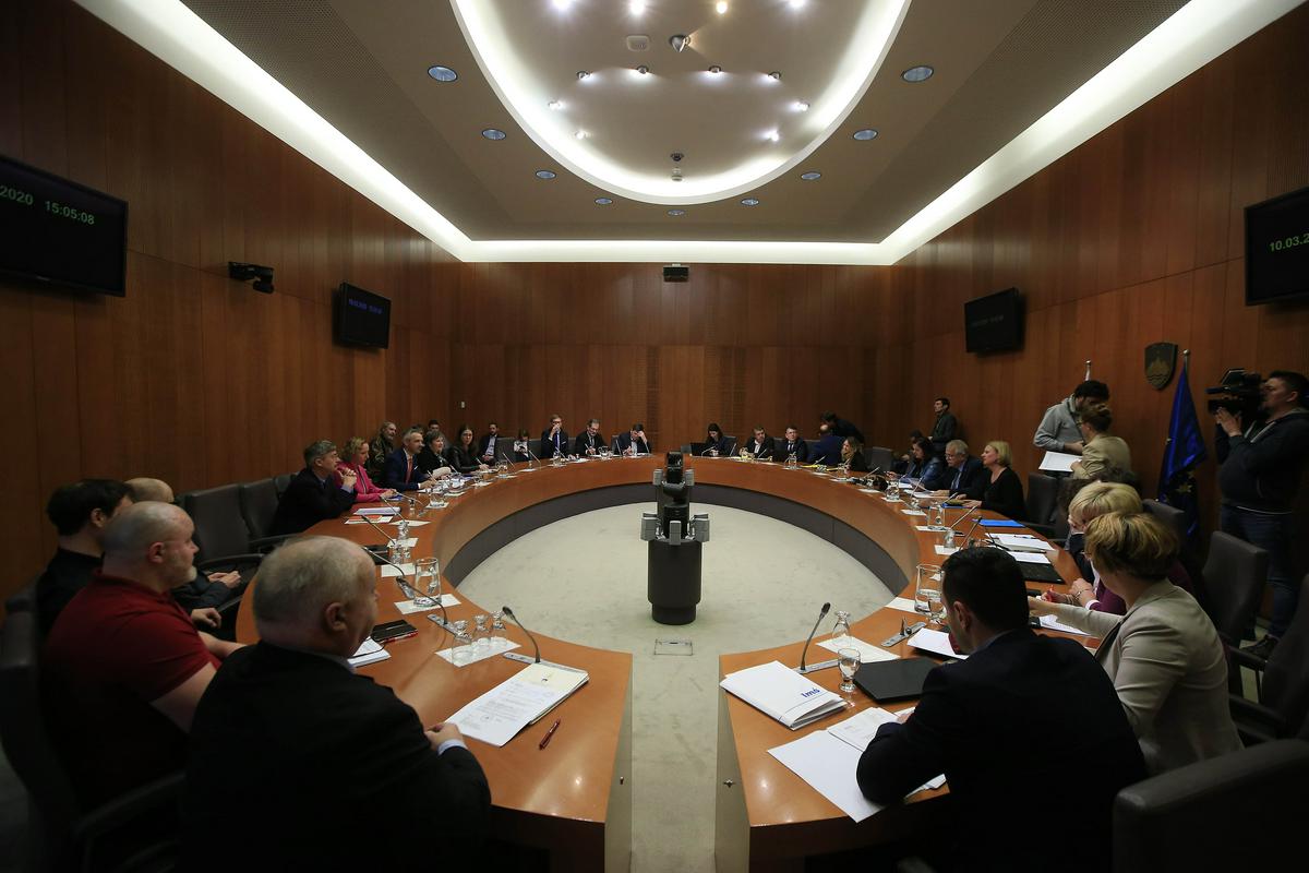 Kandidat in vabljeni na sejo odbora za delo. Foto: BoBo/Borut Živulovič