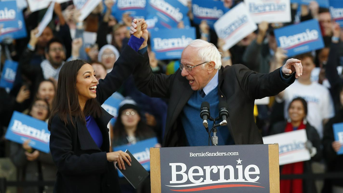 Sanders z eno svojih bolj zvestih privrženk, priljubljeno progresivno kongresnico Alexandrio Ocasio-Cortez. Foto: AP