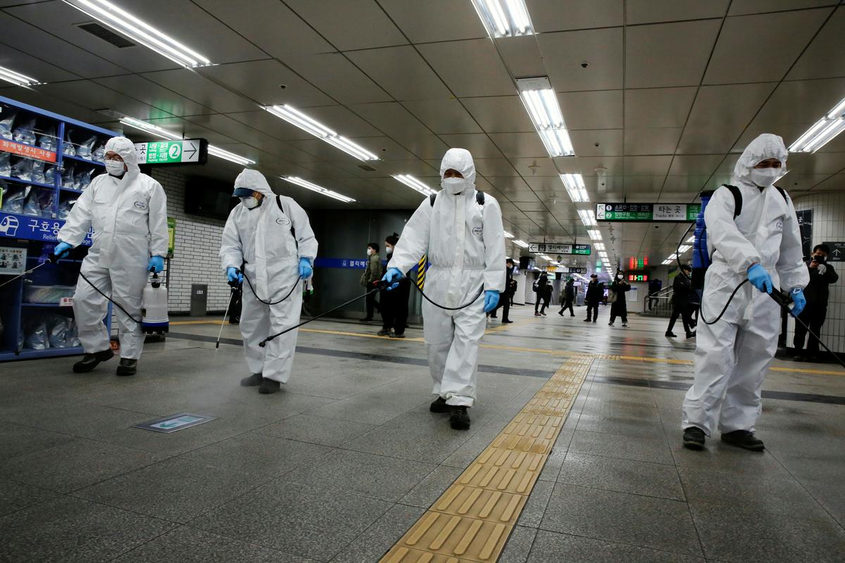 Razkuževanje postaje podzemne železnice v Seulu. V Južni Koreji je število novookuženih znova naraslo. Foto: Reuters
