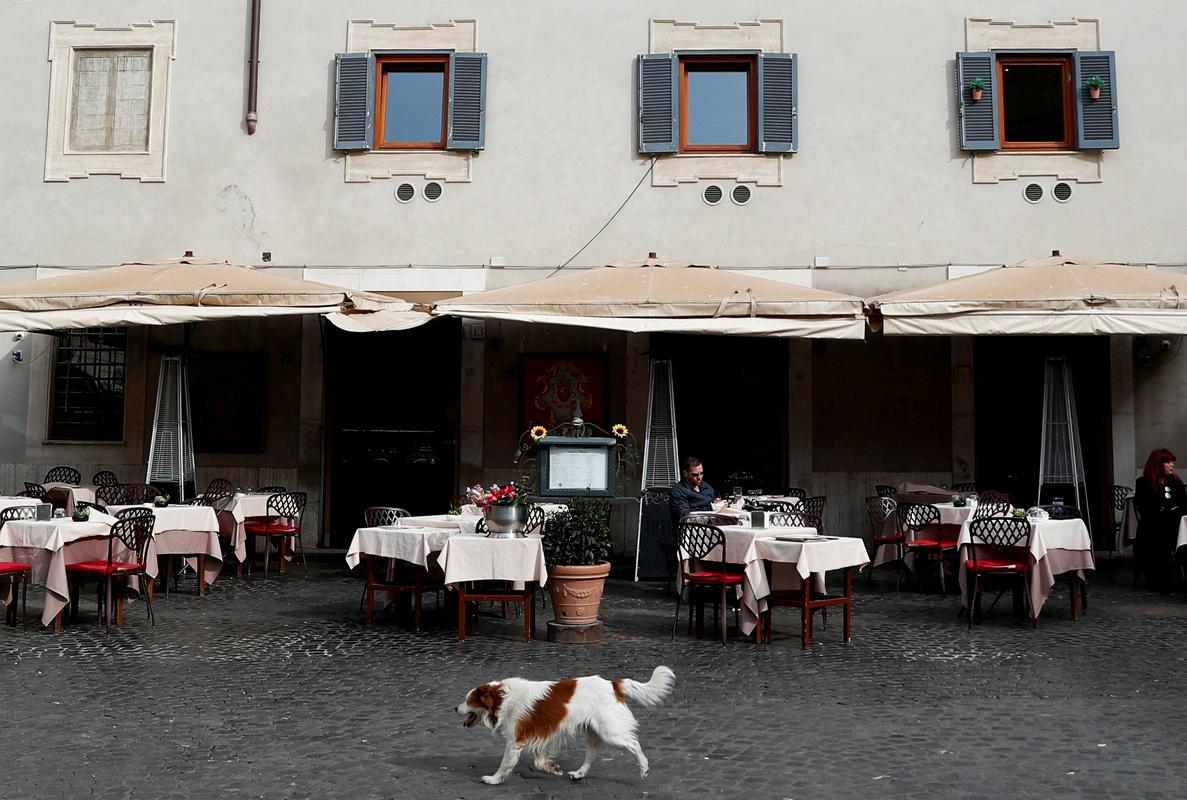 Pes pred prazno restavracijo v Rimu na prvi dan karantene po vsej Italiji. Foto: Reuters