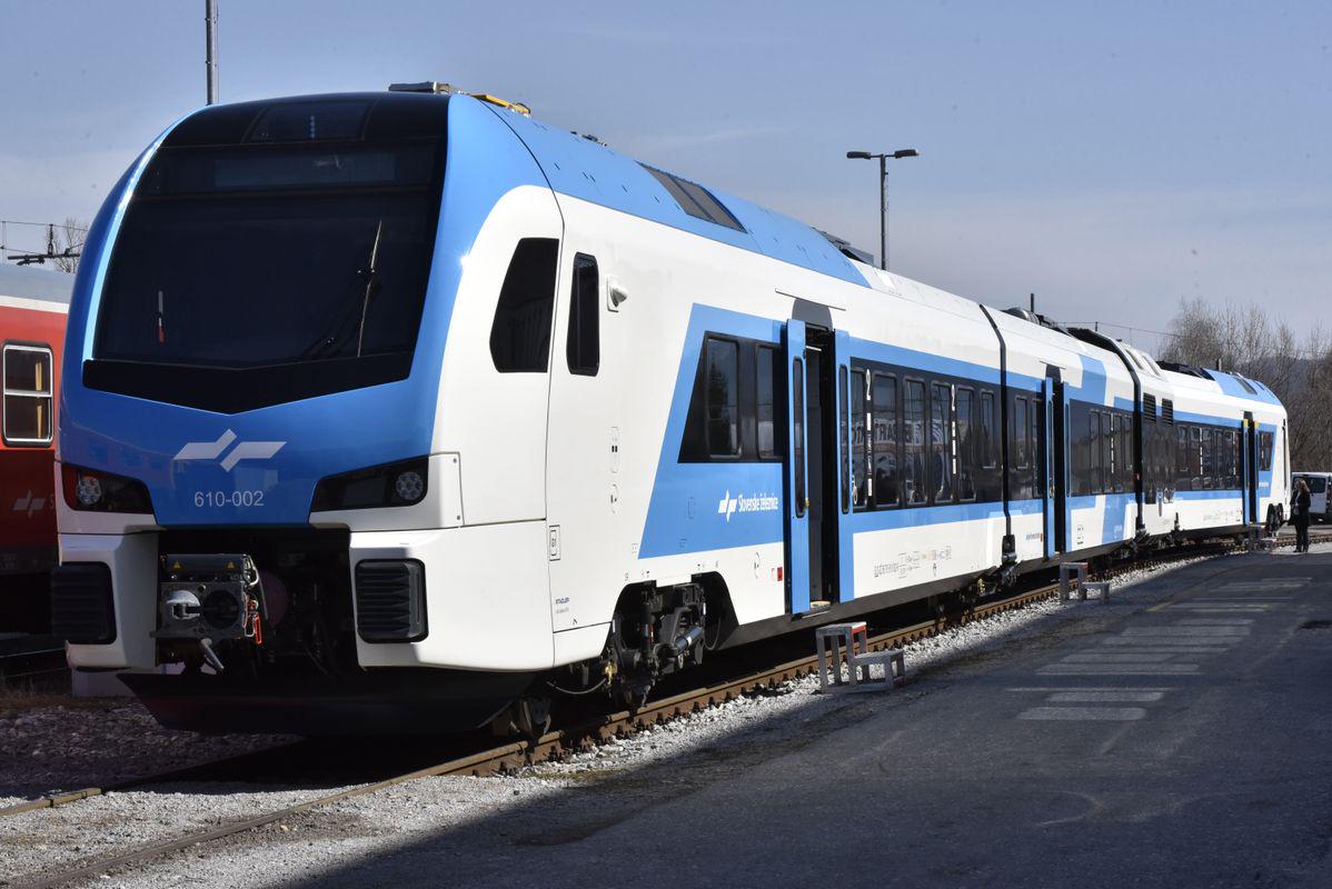 V Slovenijo je prišel prvi od naročenih 52 novih Stadlerjevih vlakov. Od teh bo 21 enopodnih in 10 dvopodnih električnih ter 21 enopodnih dizelskih vlakov. Foto: BoBo/Žiga Živulović jr.