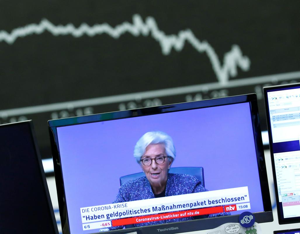 Frankfurtski delniški indeks DAX30 je zadnji teden izgubil dva odstotka. V novem tednu bo objavljen podatek o nemški gospodarski rasti v tretjem četrtletju, izvedeli pa bomo tudi za svežo vrednost indeksa konjunkturnih pričakovanj Ifo. Sestala se bo tudi Evropska centralna banka, guvernerka Christine Lagarde bo v četrtek sporočila glavne poudarke oktobrske seje. Foto: Reuters