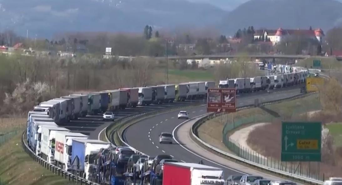 Janša je obljubil, da bo vlada pri tovornem prometu storila vse, da bo ta lahko kolikor toliko potekal nemoteno. Foto: MMC/Televizija Slovenija