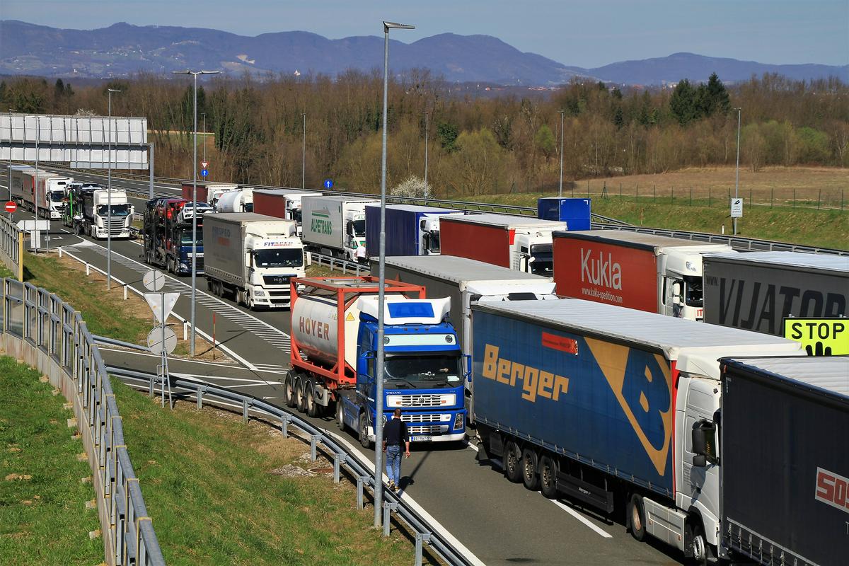 V Sloveniji je približno 22.000 voznikov, večinoma v mednarodnem prometu, med njimi je kar 90 odstotkov tujcev, kar dodatno otežuje uveljavljanje pravic. Foto: BoBo