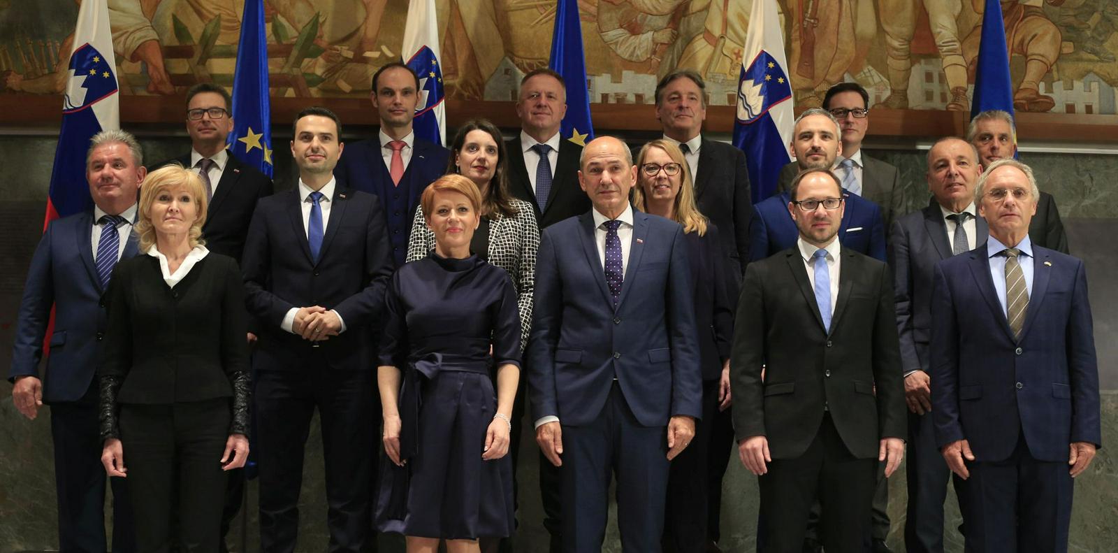 Vlada Janeza Janše ob začetku dve leti trajajočega mandata. Foto: BoBo